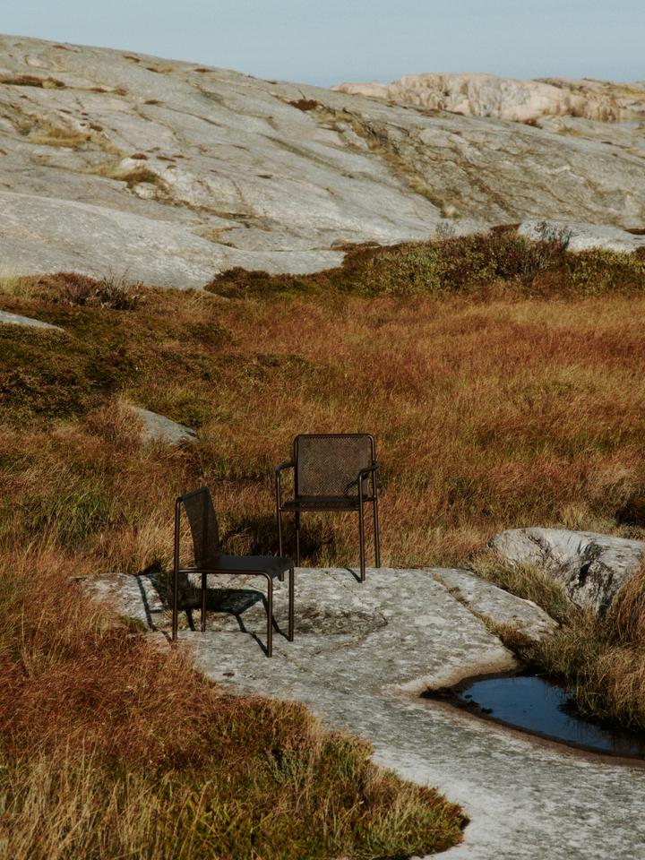 Eleganter Dapple Stuhl von Ferm Living für deinen Außenbereich. Robuste Materialien, stapelbar und modern – ideal für stilvolle Terrassen.