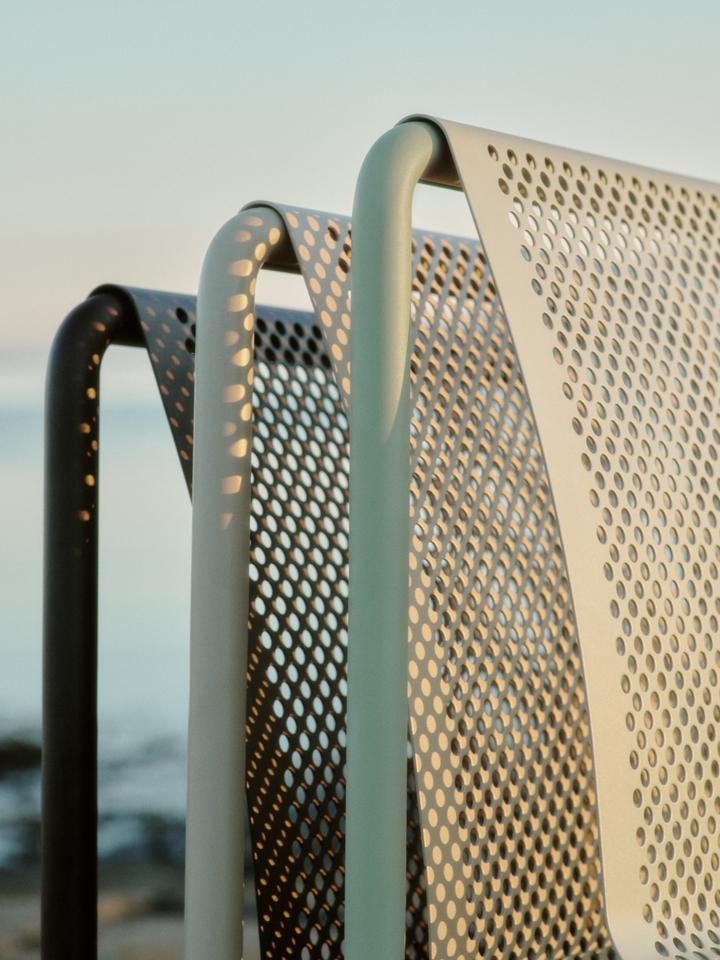 Dapple Stuhl von Ferm Living: Stilvolles Design für den Außenbereich. Wetterfest, platzsparend stapelbar und perfekt für jede Terrasse.