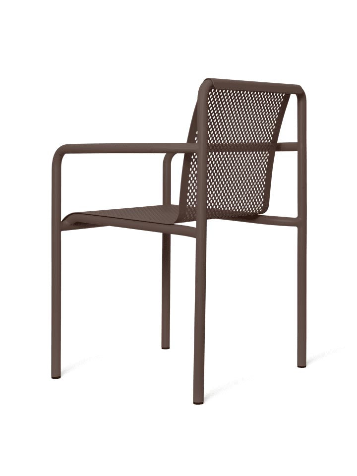 Entdecke den Dapple Stuhl mit Armlehnen von Ferm Living – stilvoll, bequem und wetterfest für deinen perfekten Außenbereich.