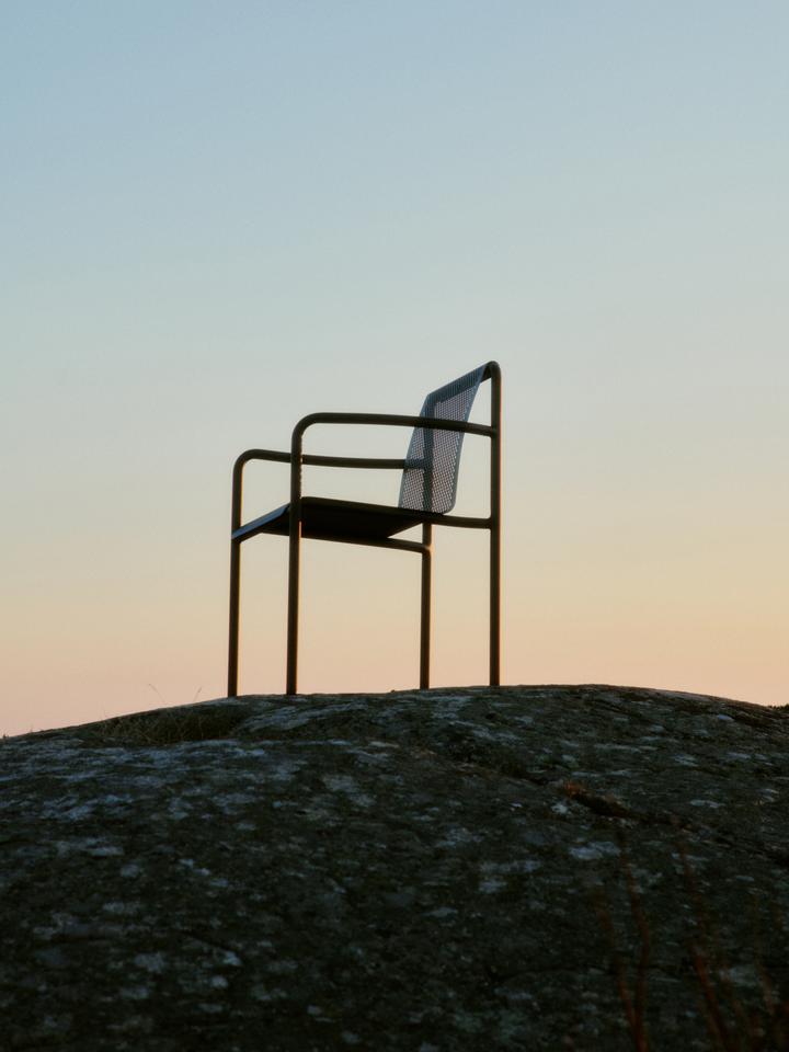 Erlebe den Dapple Stuhl mit Armlehnen von Ferm Living – ein elegantes, wetterfestes Möbelstück, das Komfort und Stil für deinen Garten bietet.