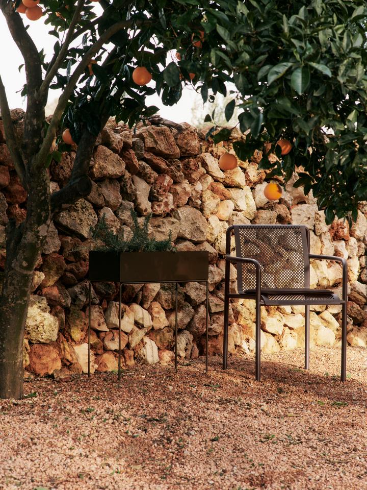 Entdecke den Dapple Stuhl mit Armlehnen von Ferm Living – stilvoll, langlebig und perfekt für entspannte Stunden im Freien.