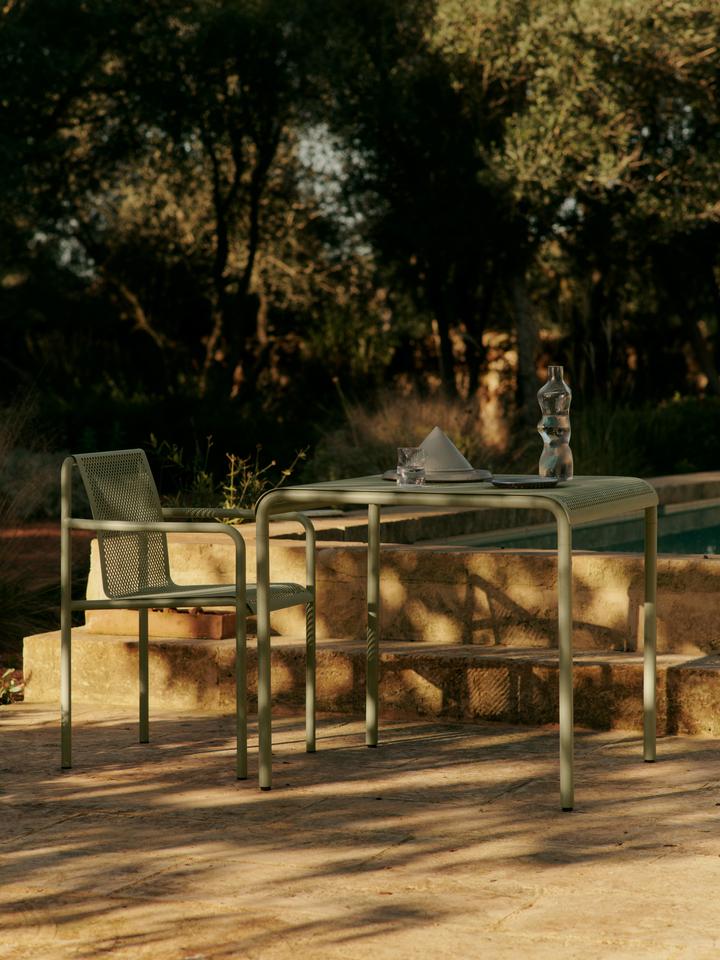 Entdecke den Dapple Stuhl mit Armlehnen von Ferm Living – ein stilvolles, wetterfestes Design, das deinem Außenbereich Eleganz und Komfort verleiht.