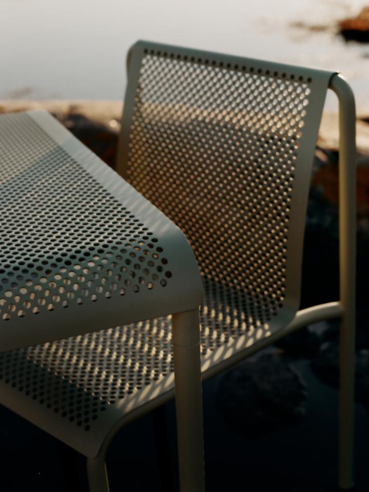 Entdecken Sie den Dapple Esstisch 80 x 80 von Ferm Living – stilvoll, robust und ideal für Ihren Garten oder Balkon. Perfekt für gesellige Stunden!