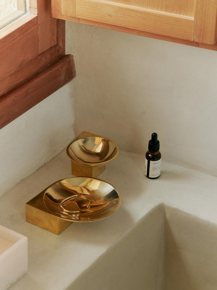 Entdecke die Santany Bowl Ø14 von Ferm Living – eine elegante Messingschale, die Funktionalität und stilvolles Design vereint. Ideal für dein Zuhause!