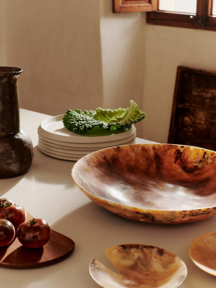 Erleben Sie die Sol Salatschüssel von Ferm Living – ein einzigartiges, elegantes Küchenaccessoire aus langlebigem Resin, das jede Mahlzeit aufwertet.