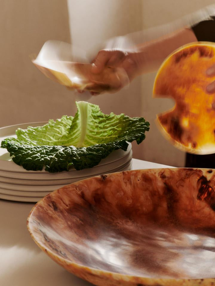 Entdecken Sie die Sol Salatschüssel von Ferm Living – ein stilvolles, individuelles Designstück aus hochwertigem Resin, das Ihre Tischdekoration bereichert.