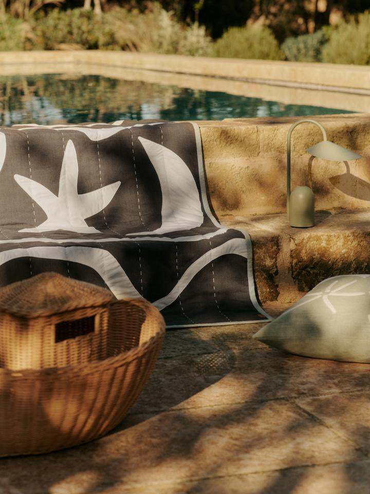 Entdecken Sie das Kove Applique Kissen von Ferm Living – ein elegantes, nachhaltiges Dekokissen, inspiriert von der mediterranen Küste.