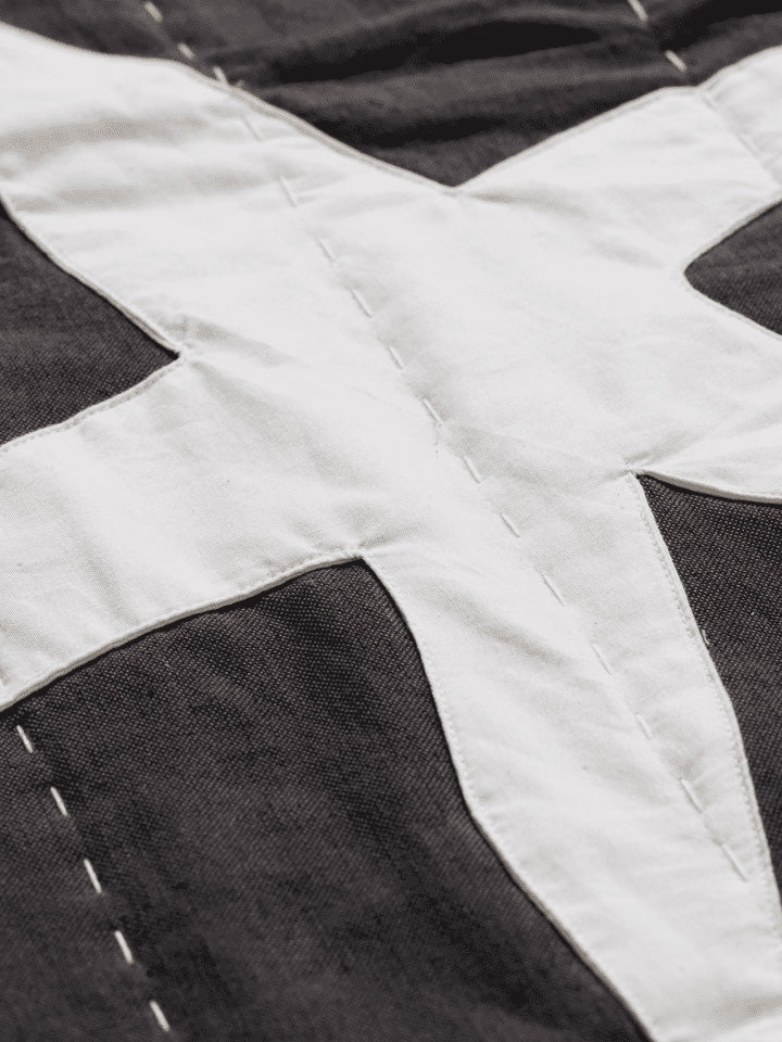 Erleben Sie die Kove Applique Steppdecke von Ferm Living – ein stilvolles, nachhaltiges Designstück, das mediterrane Eleganz in Ihr Zuhause bringt.