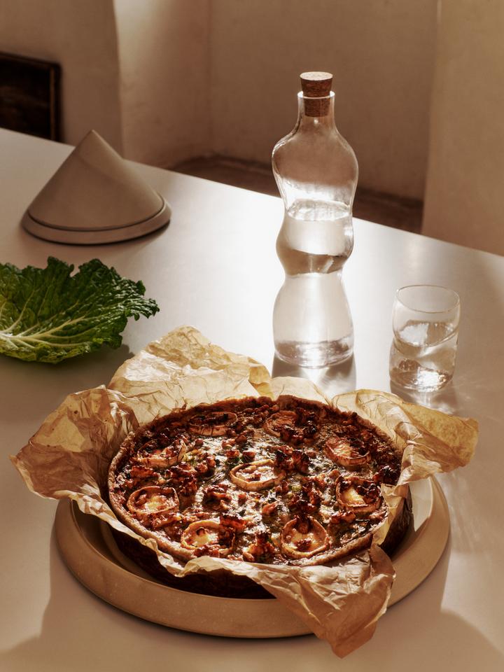 Entdecken Sie die Erena Servierplatte Ø35 von Ferm Living – ein elegantes Stück, inspiriert von mediterraner Tradition und hochwertigem Design.