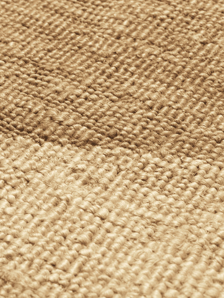 Erleben Sie die Studie Matte 50 x 70 von Ferm Living – ein stilvoller Jute-Teppich, der durch handwerkliche Präzision und zeitloses Design besticht.