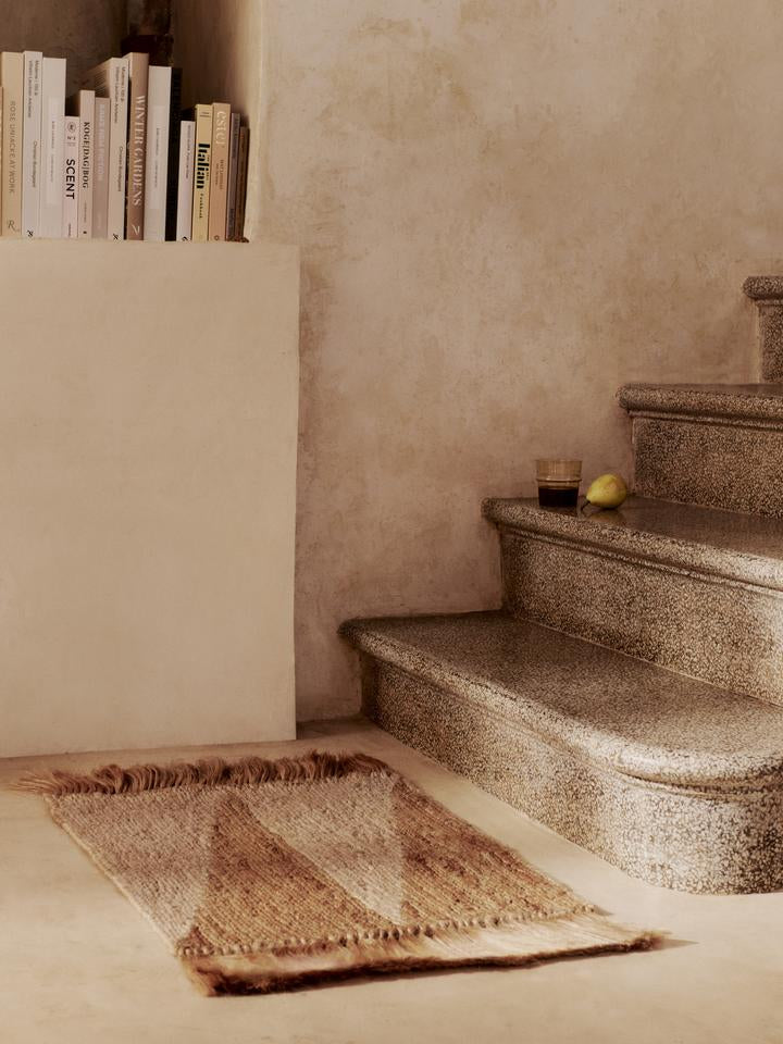 Erleben Sie die Studie Matte 50 x 70 von Ferm Living – ein stilvoller Jute-Teppich, der durch seine Handwerkskunst und zeitloses Design besticht.