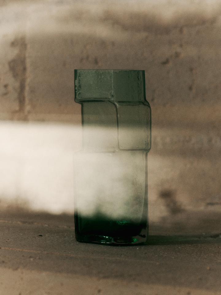 Die Muro Vase H23 von Ferm Living: Ein handgefertigtes Kunstwerk aus recyceltem Glas, inspiriert von architektonischer Schönheit und Nachhaltigkeit.