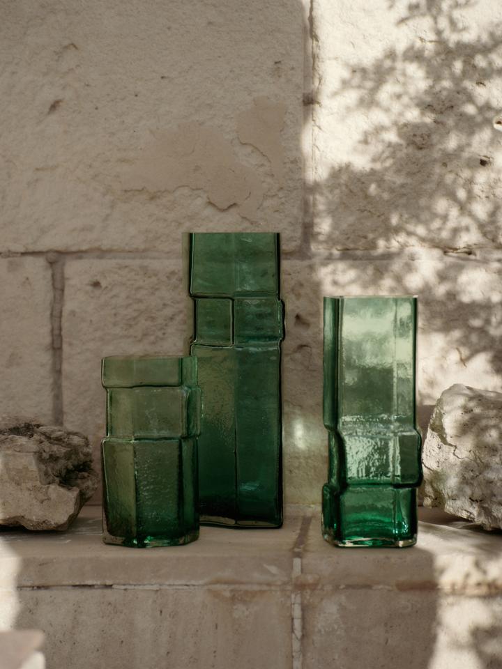 Entdecken Sie die Muro Vase H30 von Ferm Living – ein handgefertigtes Kunstwerk aus recyceltem Glas, das zeitlose Eleganz und architektonische Schönheit vereint.