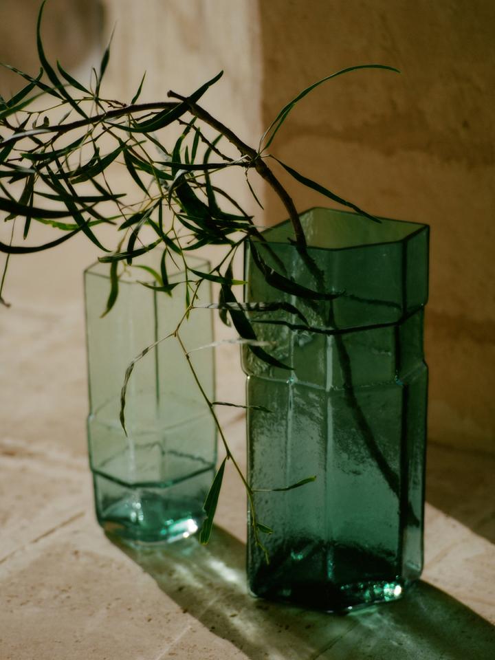 Erleben Sie die Muro Vase H38 von Ferm Living – eine exquisite, mundgeblasene Vase aus recyceltem Glas, die architektonische Schönheit und nachhaltiges Design vereint.