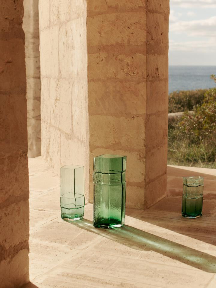 Entdecken Sie die Muro Vase H38 von Ferm Living – eine exquisite, handgefertigte Vase aus recyceltem Glas, die architektonische Eleganz und nachhaltiges Design vereint.