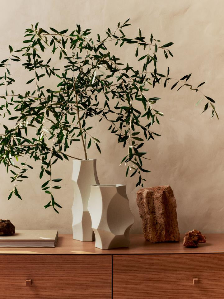 Entdecke die Cueva Vase H37 von Ferm Living – ein skulpturales Designstück, inspiriert von Höhlenformationen, das Eleganz und Charakter in dein Zuhause bringt.
