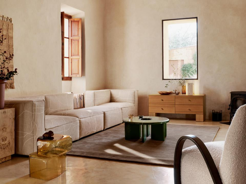 Entdecken Sie den Deya Couchtisch Ø80 von Ferm Living – ein elegantes Designstück aus Faserbeton, das durch seine einzigartige Textur und Vielseitigkeit überzeugt.