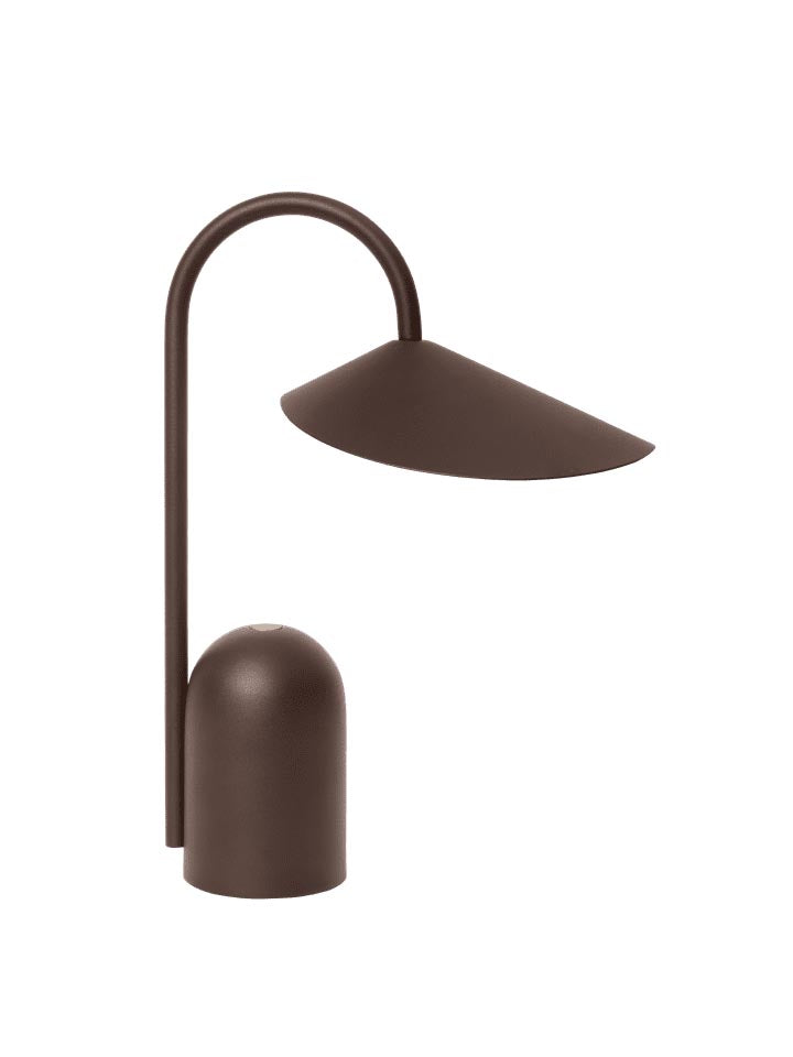 Arum portable Tischleuchte in Dunkle Schokolade präsentiert im Onlineshop von KAQTU Design AG. Tischleuchte ist von Ferm Living