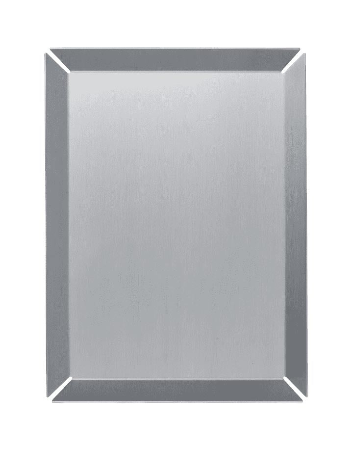 Entdecken Sie die elegante Press Briefablage von Ferm Living aus gebürstetem Aluminium. Ideal für stilvolle Organisation und Dekoration.