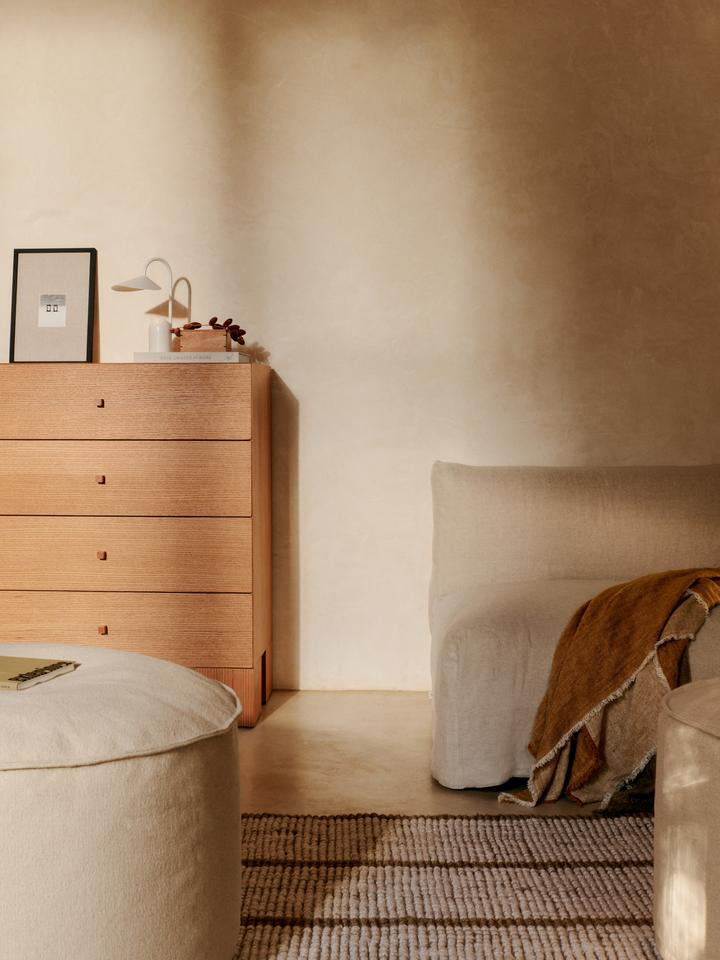 Erleben Sie den Aun Cotton Pouf Ø80 von Ferm Living – ein eleganter, umweltfreundlicher Pouf aus Bio-Baumwolle, der Komfort und Stil in Ihr Zuhause bringt.