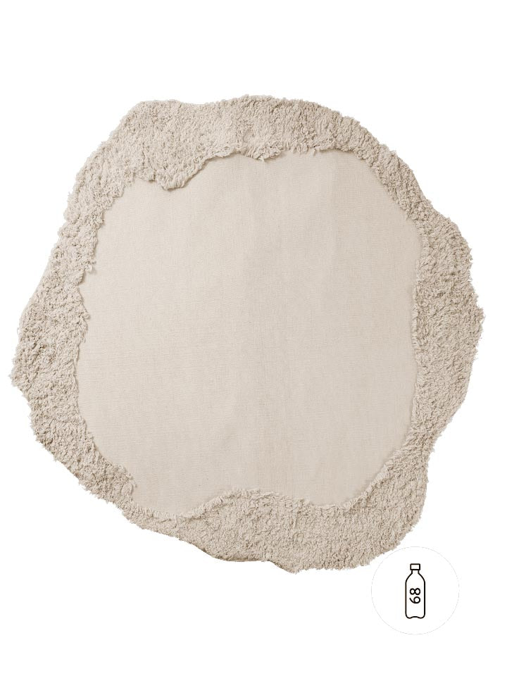 Verleihen Sie Ihrem Außenbereich mit dem Norte Outdoor Teppich von Ferm Living einen modernen, nordischen Akzent. Nachhaltig und pflegeleicht!