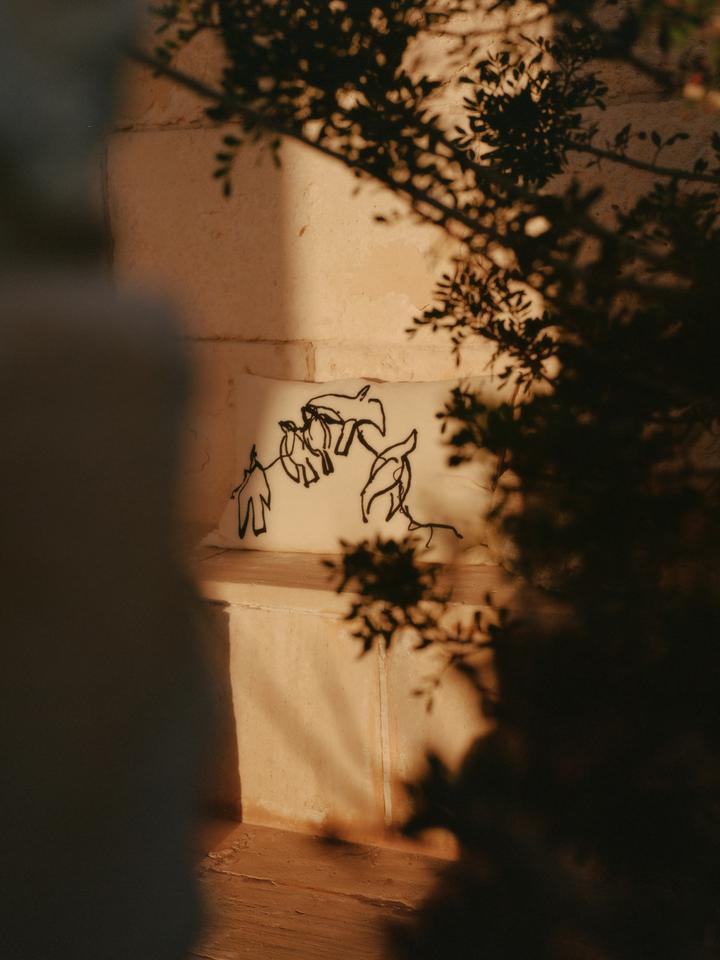 Entdecken Sie das Vuelo Kissen von Ferm Living – ein einzigartiges Kunstwerk, das die Schönheit der Natur und kreatives Design harmonisch verbindet.