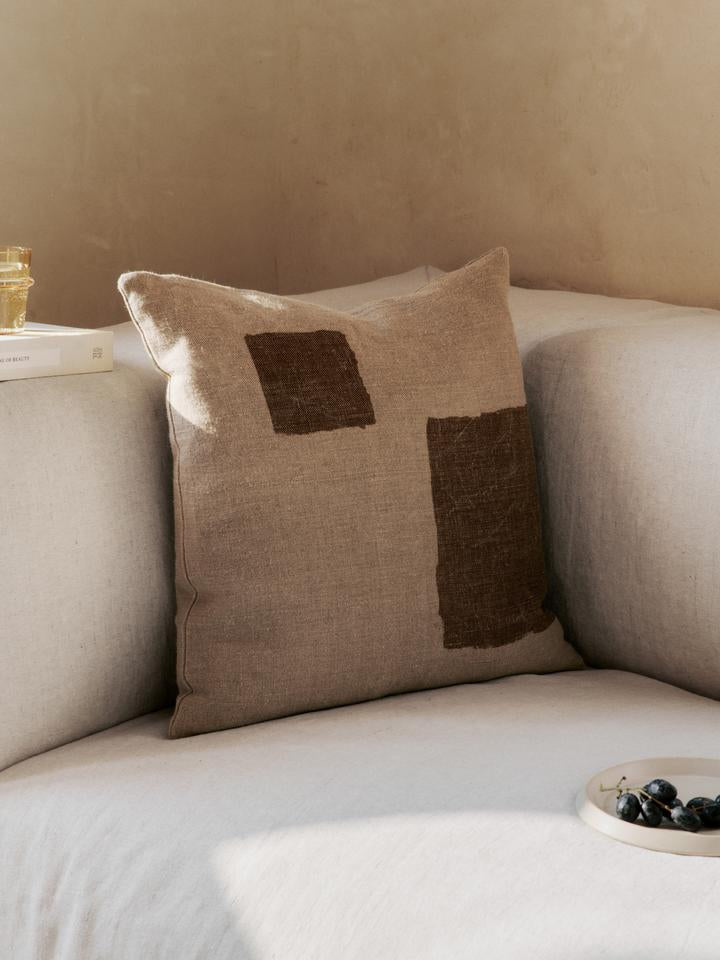 Entdecken Sie den Oleo Kissenbezug von Ferm Living – ein Meisterwerk aus 100 % Leinen mit einzigartigen, handgezeichneten Motiven für stilvolle Akzente.