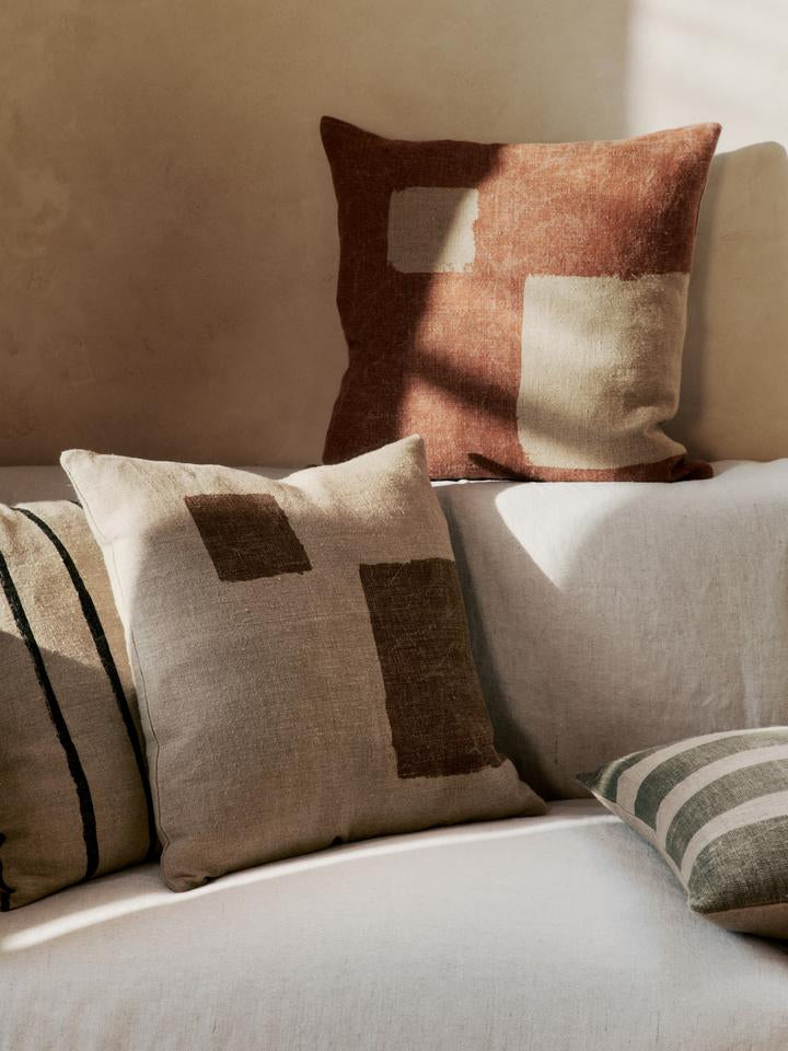 Verleihen Sie Ihrem Zuhause mit dem Oleo Kissenbezug von Ferm Living einen Hauch von Kunst und Eleganz. Aus 100 % gewaschenem Leinen gefertigt, besticht er durch handgezeichnete Motive und exquisite Handwerkskunst.