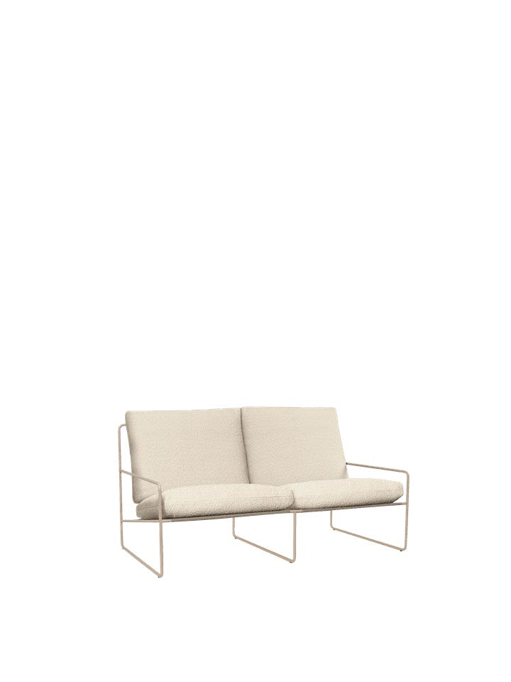 Verwandeln Sie Ihren Außenbereich mit dem Desert 2-Sitzer von Ferm Living in eine stilvolle Lounge. Komfortabel, wetterfest und ideal für gesellige Momente.