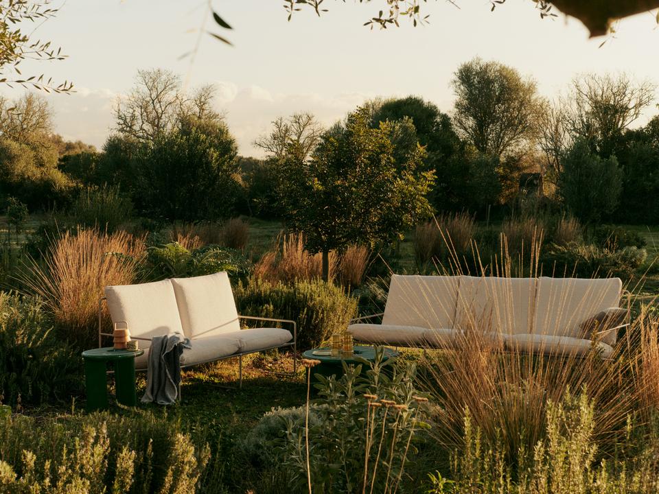 Entspannen Sie stilvoll im Freien mit dem Desert 3-Sitzer von Ferm Living. Ideal für Sommerabende und gesellige Stunden.