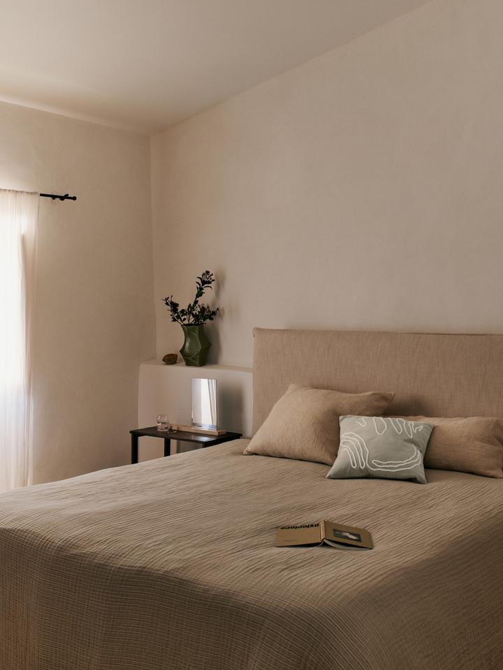 Entdecken Sie den Fino Bettüberwurf von Ferm Living – ein stilvolles, nachhaltiges Accessoire aus GOTS-zertifizierter Baumwolle für Ihr Schlafzimmer.