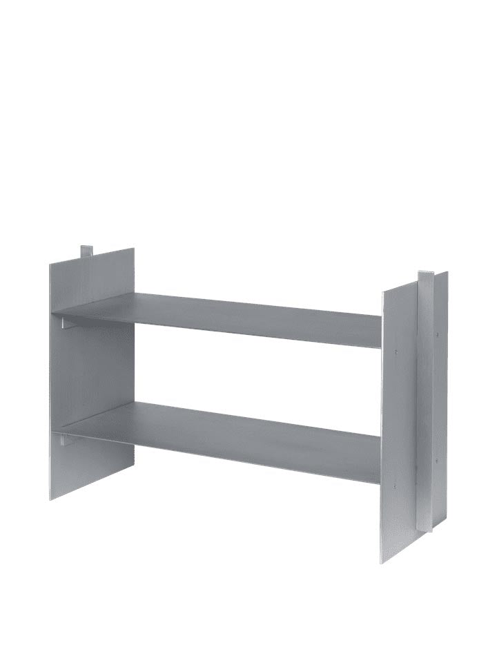 Das Lager Low Regal von Ferm Living vereint modernes Design und Funktionalität. Perfekt für kleine Wohnungen, bietet es vielseitigen Stauraum und ist einfach zu montieren.