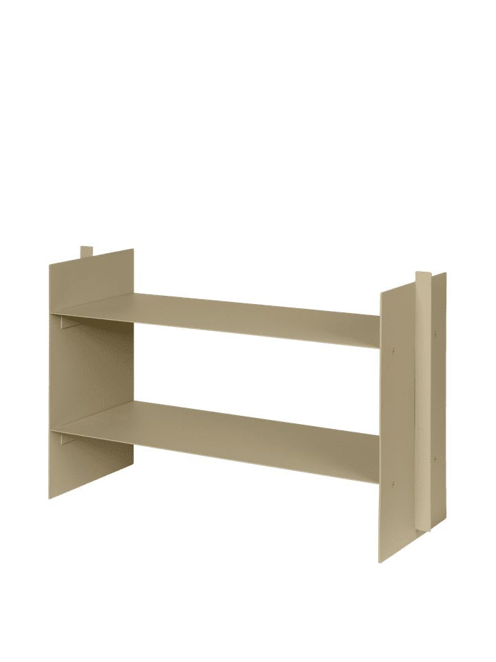 Das Lager Low Regal von Ferm Living kombiniert minimalistisches Design mit praktischen Stauraummöglichkeiten. Ideal für kompakte Räume, vielseitig einsetzbar.