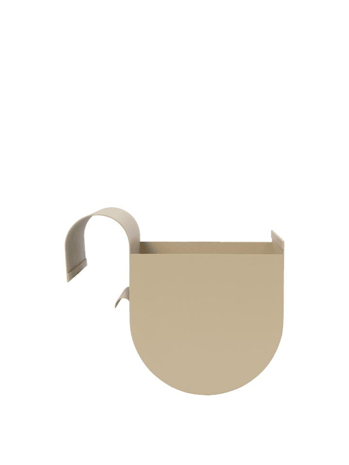 Verleihen Sie Ihrem Balkon mit der Uma Balkonbox von Ferm Living einen modernen Akzent – robust, stilvoll und ideal für Pflanzen.