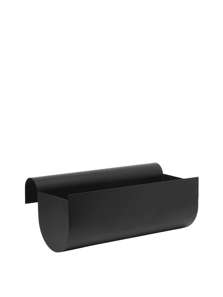 Uma Balkonbox in Schwarz präsentiert im Onlineshop von KAQTU Design AG. Pflanzentopf Outdoor ist von Ferm Living