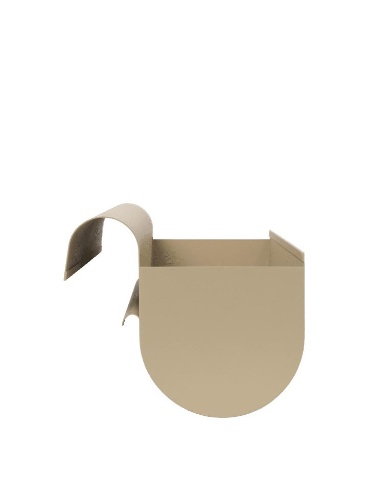 Entdecken Sie die elegante Uma Balkonbox von Ferm Living – die perfekte Kombination aus Stil und Funktionalität für Ihren Balkon.