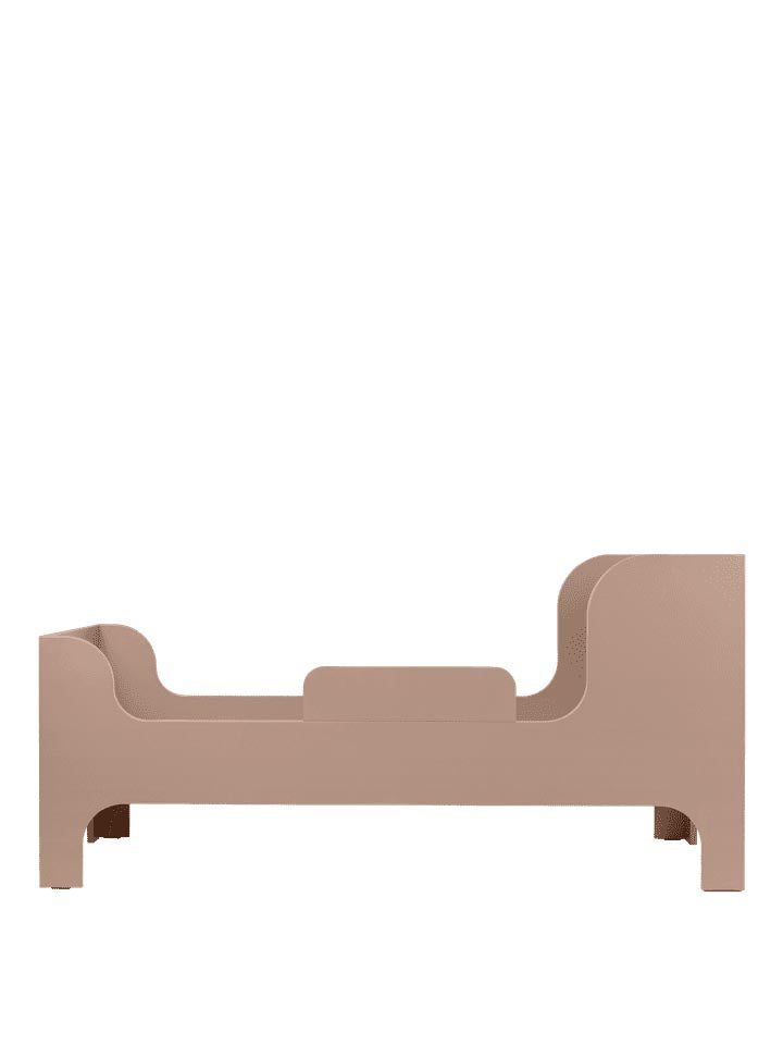 Das Sill Junior Bett von Ferm Living vereint skandinavisches Design mit Funktionalität und sorgt für süße Träume in jedem Kinderzimmer.