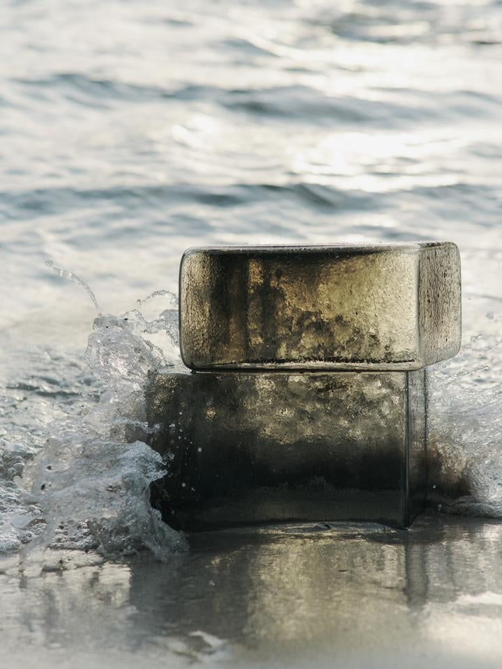 Entdecken Sie die Oscil Skulptur von Ferm Living – ein elegantes Kunstwerk aus mundgeblasenem Recyclingglas, das jedem Raum künstlerische Leichtigkeit verleiht.