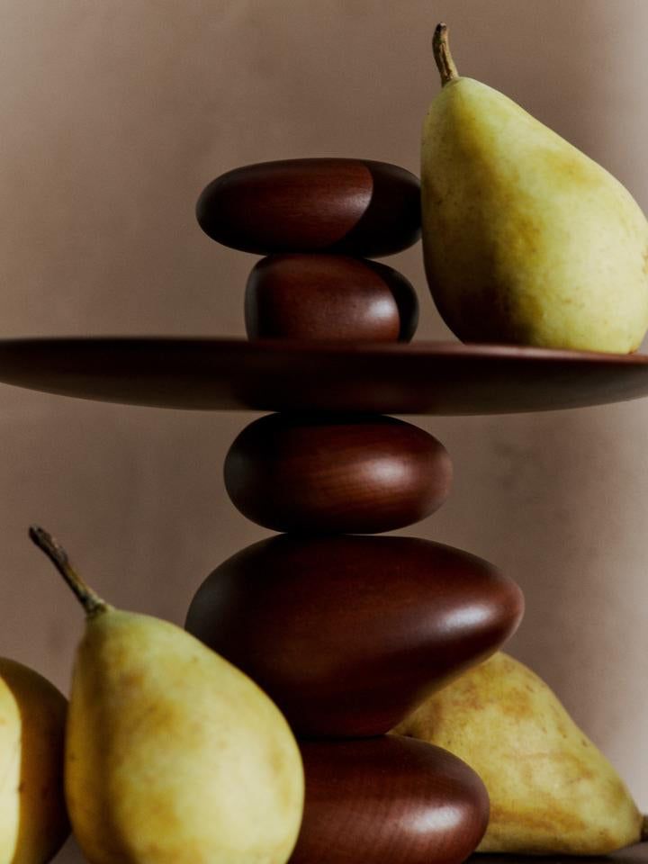 Entdecken Sie den einzigartigen Pebble Dessert Stand von Ferm Living – ein stilvolles Highlight aus nachhaltigem Buchenholz für Ihre Dessertkreationen.