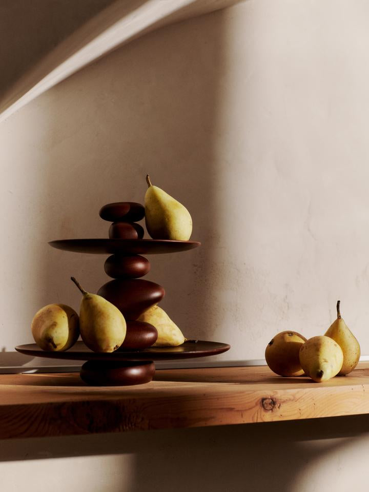 Verleihen Sie Ihrer Tafel mit dem Pebble Dessert Stand von Ferm Living einen Hauch von Eleganz – ideal für Desserts und Fingerfood aus FSC®-zertifiziertem Holz.