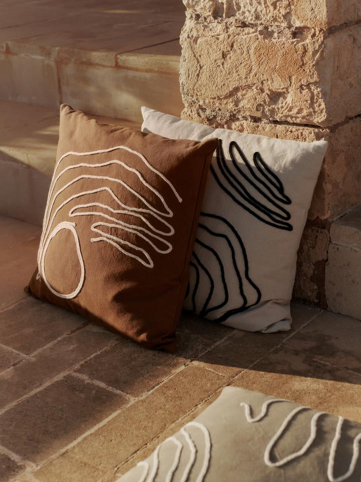 Entdecken Sie das Jot Kissen von Ferm Living – ein handgefertigtes, nachhaltiges Kunstwerk aus 100 % GOTS-zertifizierter Baumwolle, das Eleganz und Natur in Ihr Zuhause bringt.