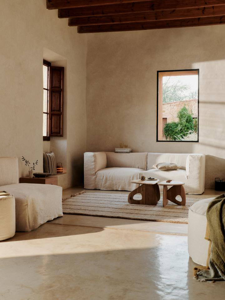 Entdecken Sie den eleganten Oar Couchtisch 50 von Ferm Living – ein zeitloses Design aus massiver Eiche, das Funktionalität und Stil vereint.