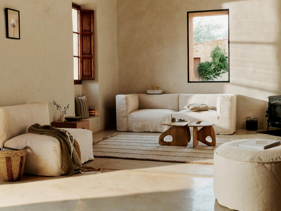 Erleben Sie den Oar Couchtisch 70 von Ferm Living – ein stilvolles Möbelstück aus FSC®-zertifizierter Eiche, das Eleganz und Vielseitigkeit vereint.