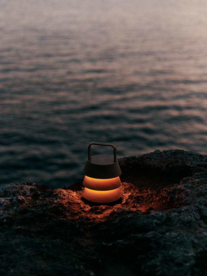 Erleben Sie die Luver Tragbare Lampe von Ferm Living – ein stilvolles, handgefertigtes Lichtobjekt aus Douglasienholz, perfekt für drinnen und draußen.