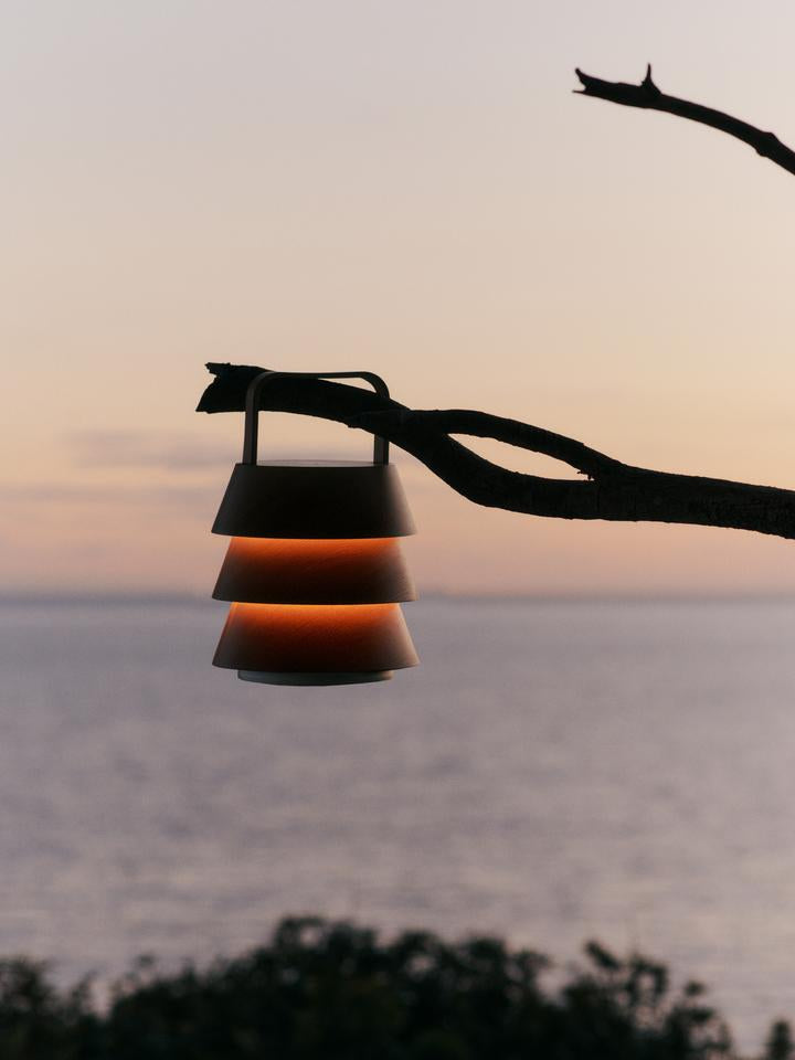 Entdecken Sie die Luver Tragbare Lampe von Ferm Living – ein elegantes Designstück aus hochwertigem Holz, ideal für jeden Raum und Anlass.