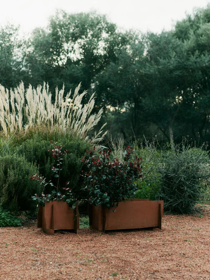 Verleihen Sie Ihrem Garten mit dem Lapel Pflanzgefäß von Ferm Living einen modernen Akzent. Hergestellt aus langlebigem Cortenstahl, ideal für jedes Wetter.