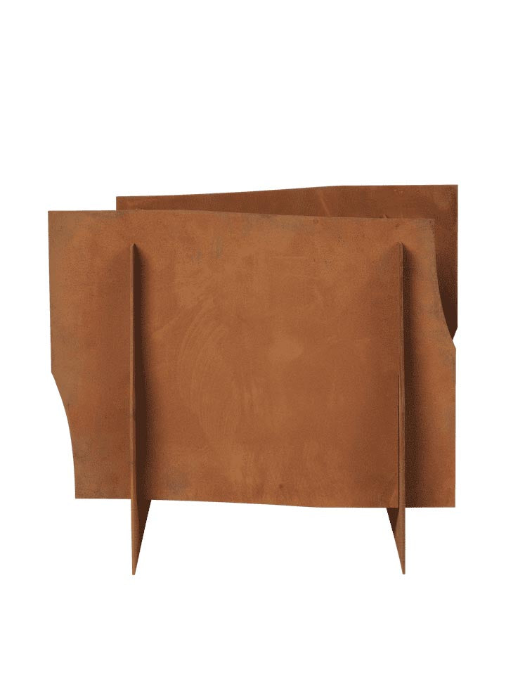 Verleihen Sie Ihrem Außenbereich mit dem einzigartigen Lapel Pflanzgefäß von Ferm Living aus langlebigem Cortenstahl einen modernen Akzent.