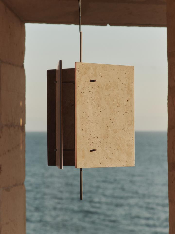 Entdecken Sie die Oeste Pendelleuchte von Ferm Living – ein einzigartiges Design aus Travertin, das Licht und Schatten harmonisch vereint und jeden Raum stilvoll erhellt.