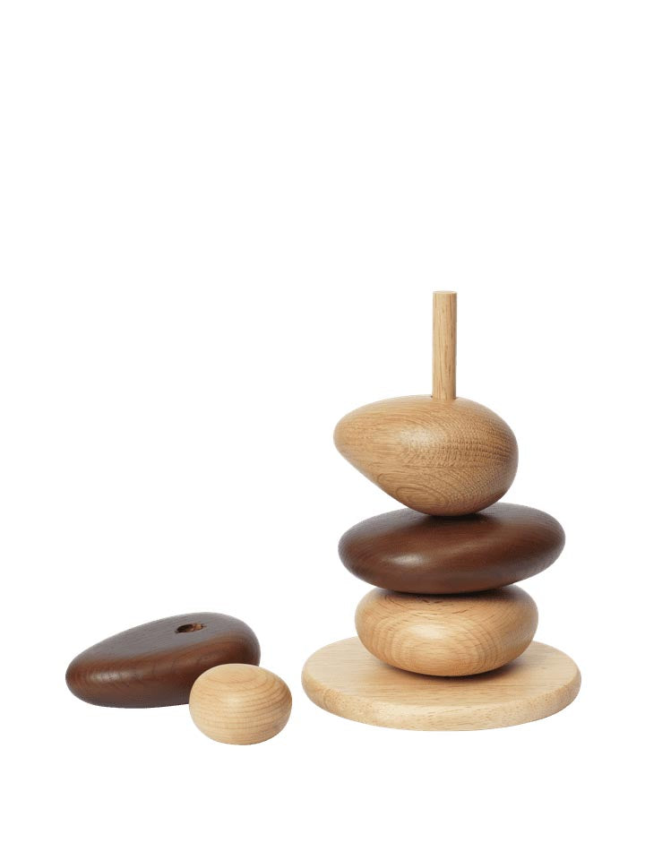 Entdecken Sie die Pebble Stapelblöcke von Ferm Living – ein stilvolles, kreatives Spielzeug aus nachhaltigem Holz, das Kinder zum Balancieren und Bauen inspiriert.