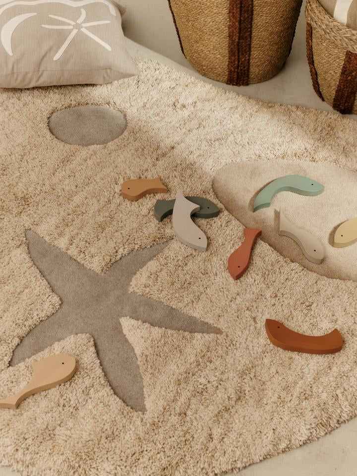 Erleben Sie das Shoal Puzzle von Ferm Living – ein einzigartiges, nachhaltiges Holzspielzeug, das Kreativität und Spielspaß für alle Altersgruppen fördert.